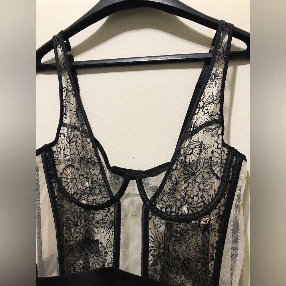 VS Victoria's Secret Lace Merrywidow Garter Corset top M/L - Picture 6 of 10